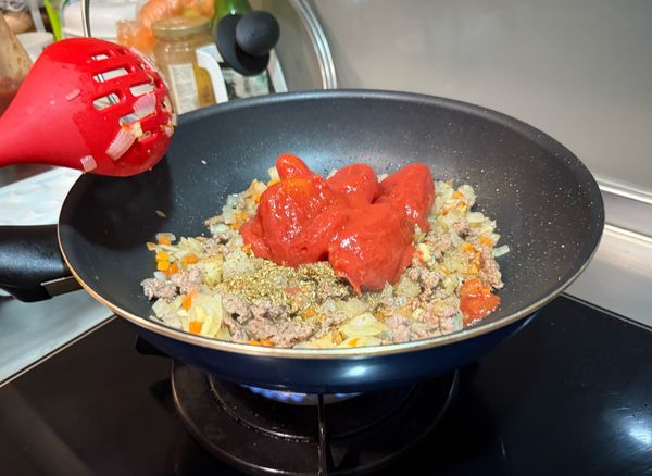 將番茄罐頭🥫與義式綜合香料加入鍋中悶煮