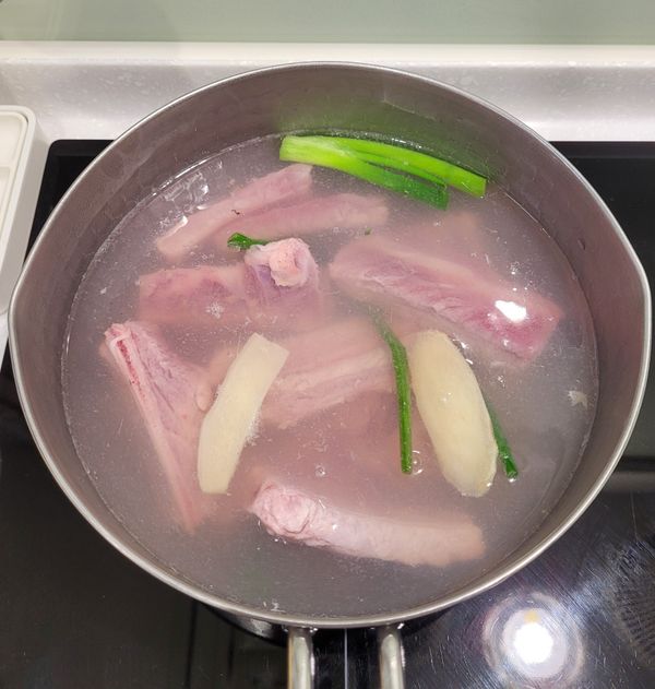 溫水下排骨，蔥薑米酒去腥