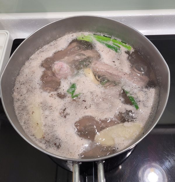 煮滾後撈出排骨，清洗一遍