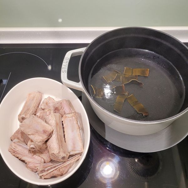 準備水，昆布煮滾