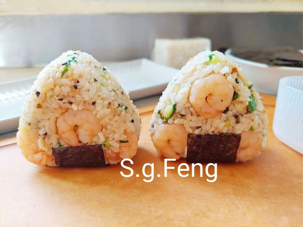 17.飯糰底部再包上一小片海苔即完成。(逐一的將每一個飯糰製作完成，本食譜份量可做6個三角飯糰)。