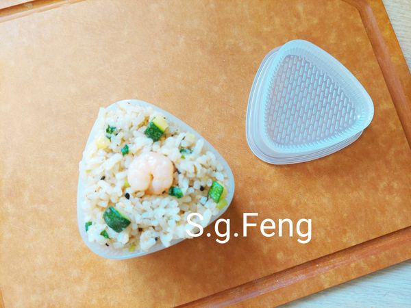 16.以模型或手捏~壓捏緊實，製成三角飯糰。