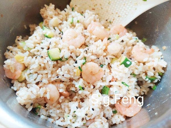 15.將米飯與食材以切拌的方式拌勻。