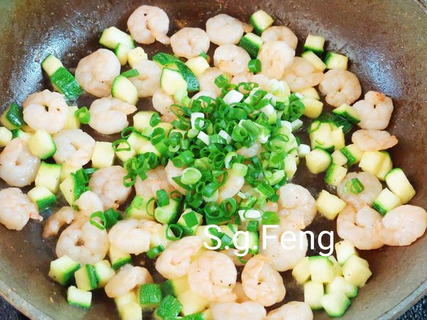 13.再加入蔥花，拌至轉綠即可關火。