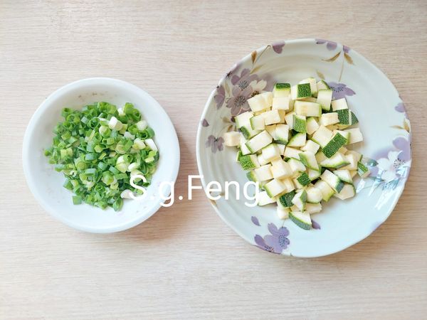 7.櫛瓜切小丁；青蔥切蔥花。