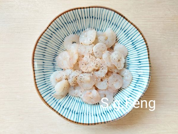 8.蝦仁加入[醃料]抓勻，醃漬10分鐘。