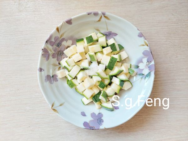 9.櫛瓜加入1/4茶匙的鹽(食材外份量)抓勻，至鹽溶解，放置醃漬10分鐘。