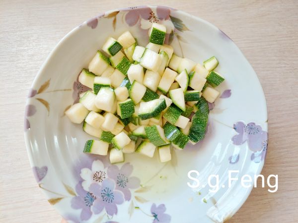 10.步驟9.醃漬好時將其鹽水倒掉，並擠乾水份。