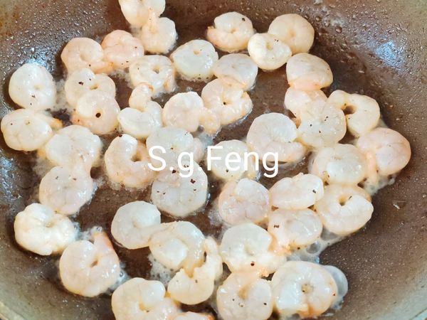 11.起鍋，開小火，加入食用油，油熱後再放入蝦仁。