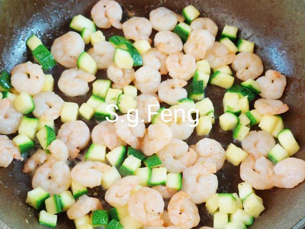 12.續加入櫛瓜，拌炒至蝦仁變紅捲取。