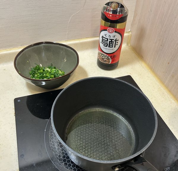 先製作蔥油：青蔥 50 g（約 3～5 支，切段）、橄欖油30-40 ml、白芝麻３g 。
先將青蔥切碎，將橄欖油加熱後直接淋在青蔥上面（ㄘ～一聲燙熟），攪拌後再加入芝麻及鹽巴(1g)。