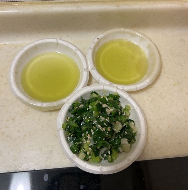 將蔥油分成三等份，把蔥過濾出來，剩下的油分為15ml兩份。