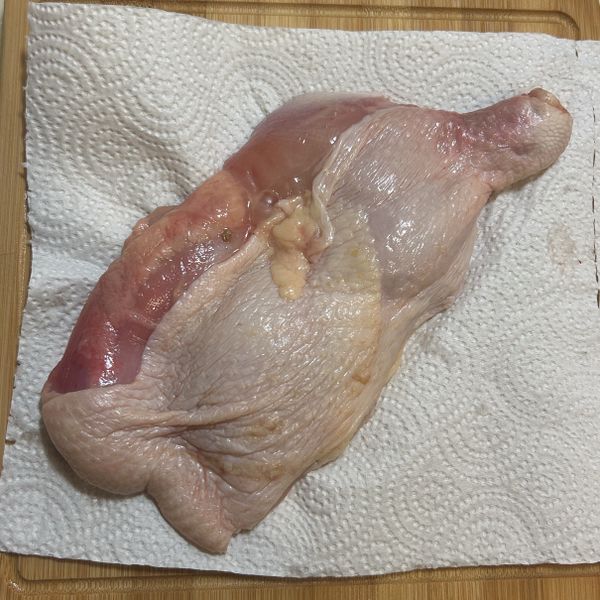 先將雞腿排取出、擦乾，並在上面用叉子叉上幾孔便於醃製入味，後面烹煮也較容易熟。