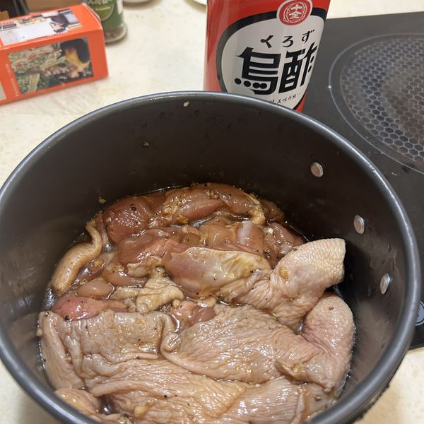 1. 將15ml蔥油純油倒入，再倒入十全120天完熟烏醋(20ml)、醬油、蜂蜜(可以保留2ml最後提味)、蒜末、米酒、鹽巴(2g)、黑胡椒粉攪拌均勻。
2. 用雙手幫他按摩搓揉2-3分鐘更能入味。
3. 封上保鮮膜冰冰箱醃製60分鐘。（等待之餘可以偷偷跳去第八步驟先做高麗菜絲）