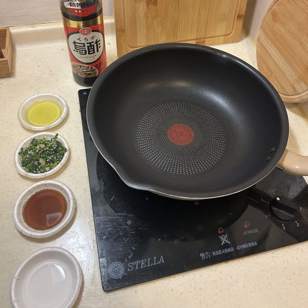 1. 取出醃製的雞腿排，並將上面的顆粒簡單剝掉（過多的顆粒容易導致煎的時候焦黑影響味道）
2. 將剩下15ml的蔥油倒入鍋中，熱鍋油後將雞腿放入鍋中煎。
3. 中小火先煎雞皮的那面，出油也可以讓雞皮更香脆，煎至8-10分鐘後換面5-8分鐘即可起鍋。