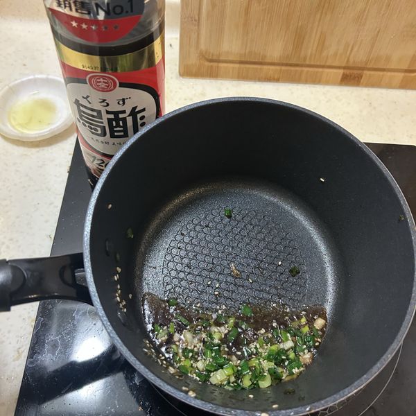 將蔥油的蔥放入鍋中，加入十全120天完熟烏醋（5-10ml)，若口味偏甜，可以再加入原先保留的蜂蜜(2ml)，加熱攪拌至滾、蔥吸收烏醋即可關火，把蔥油的蔥淋在雞腿排上（不用把湯水都放進去，雞腿排會變軟爛）即完成。