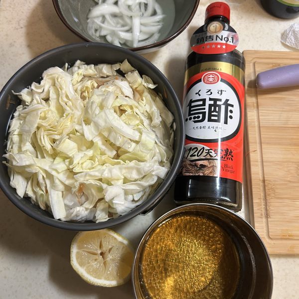 1. 先將高麗菜、洋蔥、胡蘿蔔洗乾淨處理完後切絲，將蔬菜泡入冰水5分鐘，讓蔬菜保持脆度。
2. 將十全120天完熟烏醋、蘭姆汁、蜂蜜、鹽巴、橄欖油攪拌均勻淋在蔬菜上即可完成高麗菜絲沙拉。