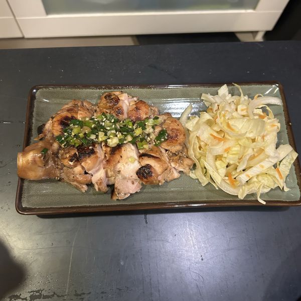 高麗菜絲可以降低蔥油雞肉的油感，添加烏醋可以清香的感覺。