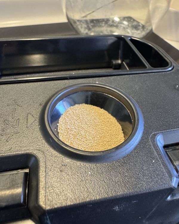 酵母4g。烘焙機上蓋有個小圓洞，把放酵母倒進去，用烘焙機附的量匙，約1 .5小匙。