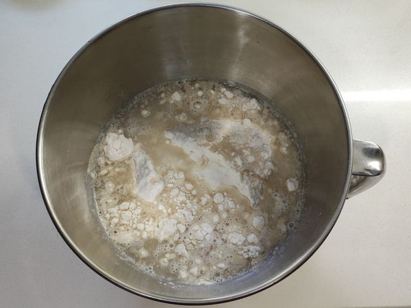 將主食材的材料置於攪拌缸中