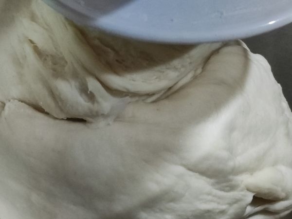 攪勻後，將麵糰分成4份，並準備4色麵糰
1. 白色麵糰：20 g 麵糰 
2. 紫色麵糰：20 g 麵糰 + 1 g 紫地瓜粉 
3. 紅色麵糰：100 g 麵糰 + 5 g 紅麴粉 
4. 綠色麵糰：664 g 麵糰(剩下的麵糰) + 12 g 抹茶粉 + 24 g 熱水