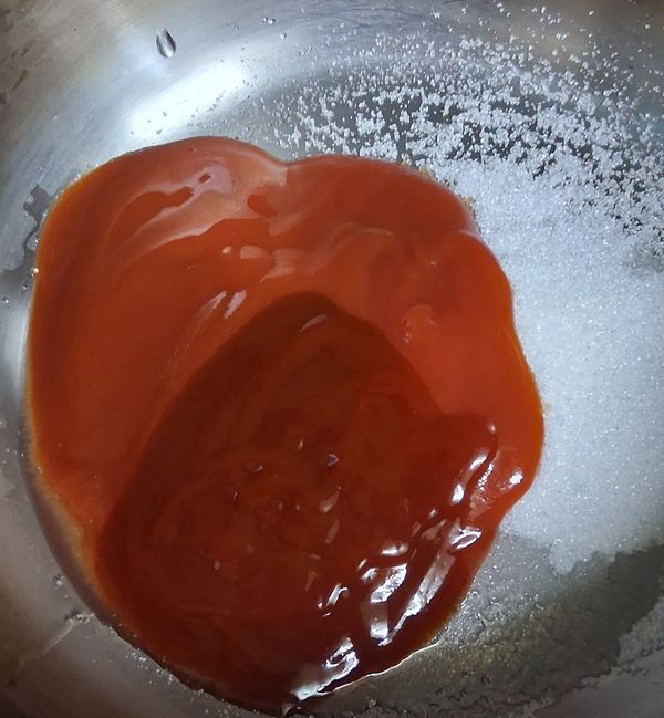 先調醬汁，醬料組全部放鍋子裡，加入水400cc大火煮開，要一邊用湯匙調勻。沒有味噌辣椒醬，可用1大匙味噌醬及1大匙辣椒醬代替。