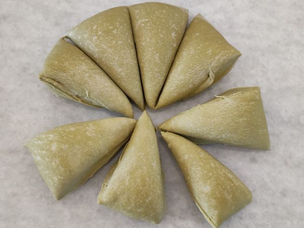 準備抹茶貝果：將綠色麵糰分成8等份