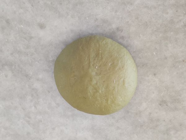 將綠色麵糰整成圓形