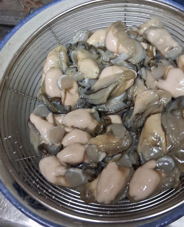 鮮蚵沖洗2至3次，用漏勺瀝乾。
外面買回來的東西多洗幾次，比較衛生。