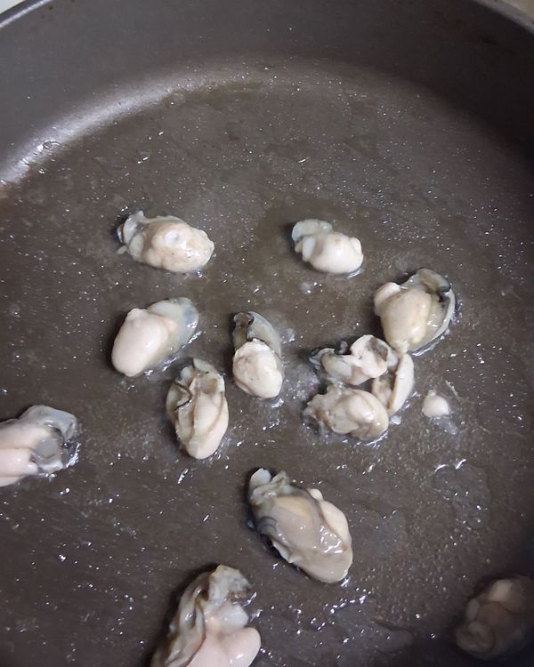 調粉漿備用，水加蚵仔煎粉。小白菜洗淨切段。