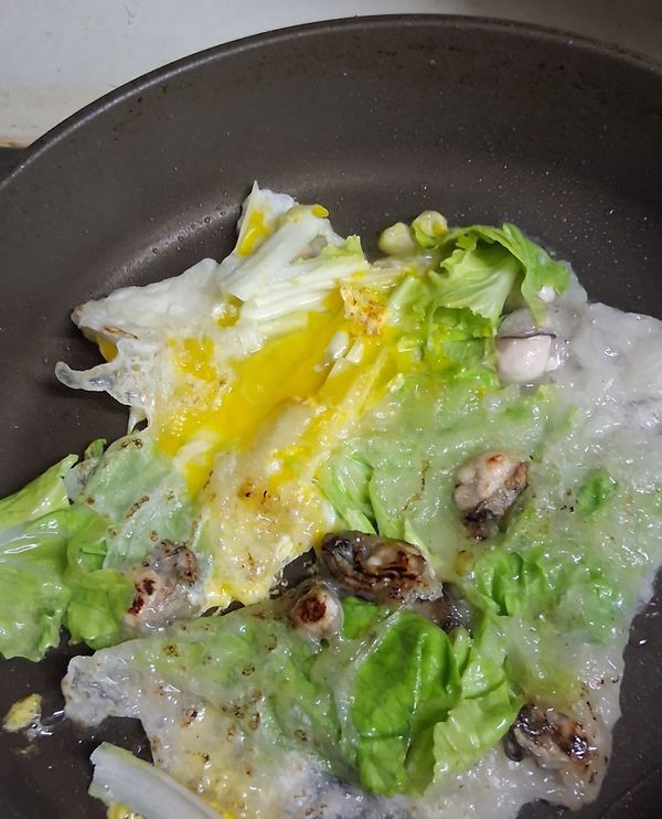 翻面時再加0.5大匙的油煎到兩面洽洽盛盤。這食譜可做4份，可自己依人數調整。