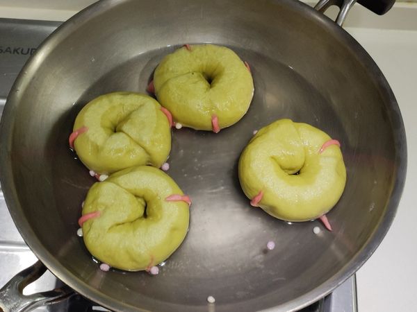 貝果翻面續煮20秒
(貝果上裝飾的小球容易掉落，再黏回去即可。可用筷子輔助翻面，較不易掉落)