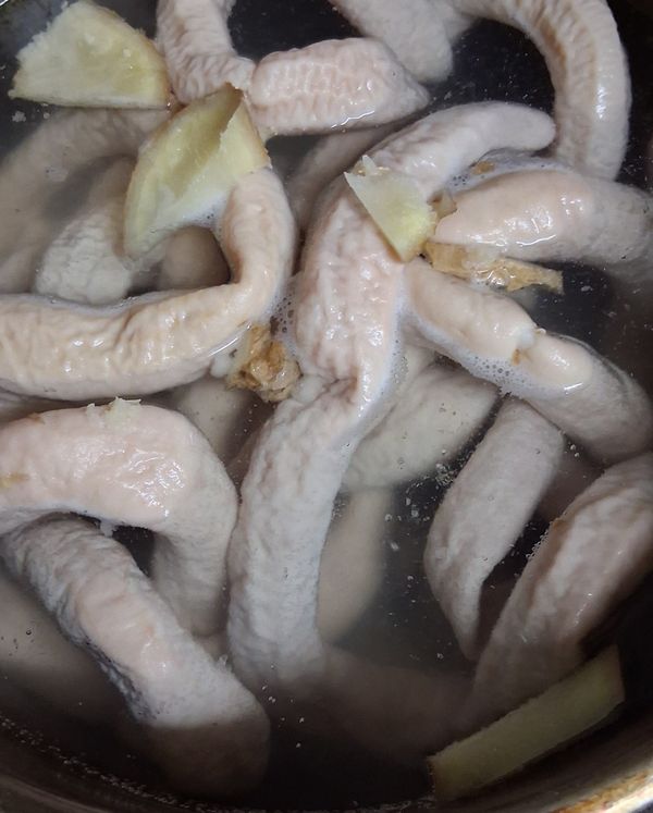大鍋放入半鍋水，煮沸加入大腸，米酒，塩，薑片燙煮2分鐘。