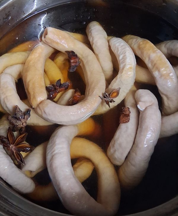 把大腸撈出，另起一鍋新的水，水量要淹過大腸，加醬油，糖，八角，大火煮沸。