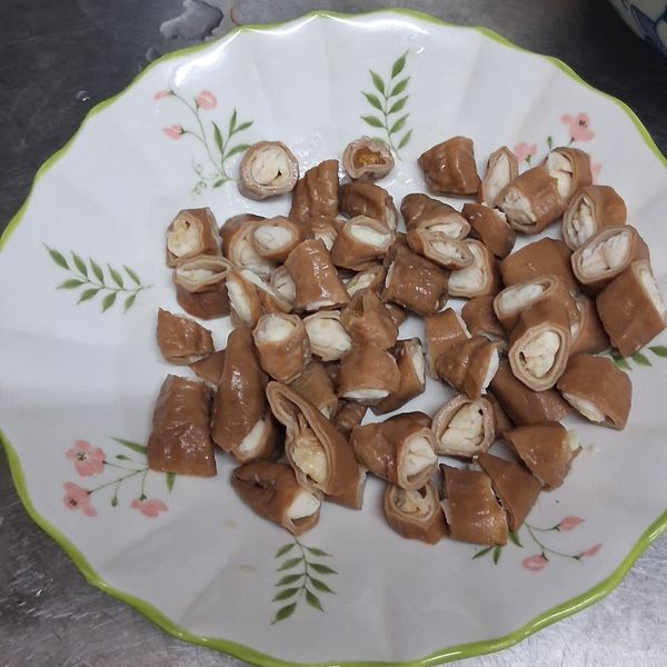 放到悶燒鍋，悶煮。至少放上半天即可，滷出來的口感QQ的，不會太硬又過軟。現在可能很少人用悶燒鍋了，很多都是萬用鍋那種很快有效率的烹飪工具。😅