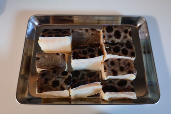 石斑魚切大塊，豆腐切方塊，洋蔥切粗絲，鴻喜菇切除基部後剝散備用。