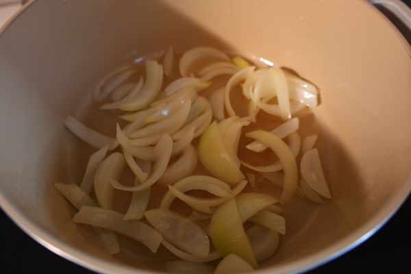 熱油，炒香洋蔥。