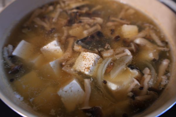 熄火後加入味醂、胡椒粉，並拌入味噌即完成。