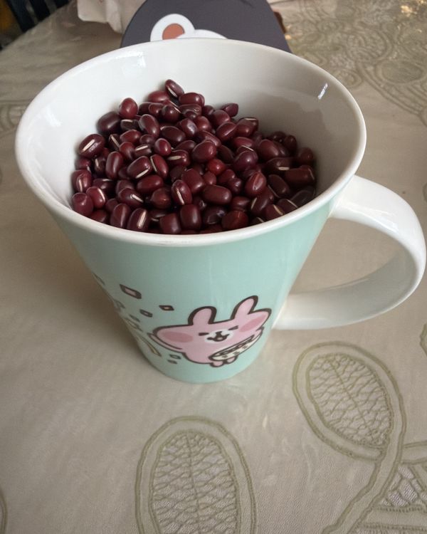 1.紅豆一杯用水搓洗一下
2.倒進大鍋，加入7杯水
3.放進大同電鍋，外鍋2杯水
4.按下按鍵等跳起來再悶30分鐘以上
5.出鍋加入砂糖調整甜度，再加一點蜂蜜即可。