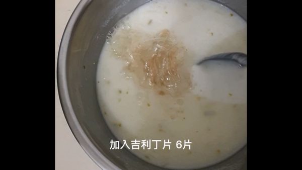 加入泡軟的吉利丁片，瀝乾水分，攪拌到看不到吉利丁片