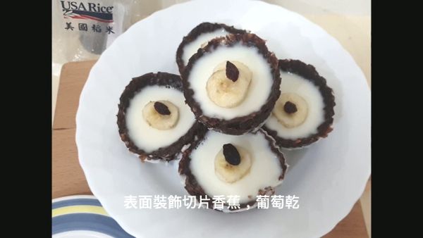 表面放上香蕉切片和葡萄乾裝飾