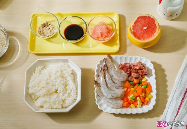 食材：美國稻米(茉莉香米)2杯、蝦仁5~6尾、葡萄柚1顆、三色豆一大匙、香腸1根、醬油一小匙