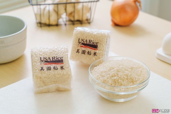 食材：美國稻米(茉莉香米)2杯、蝦仁5~6尾、葡萄柚1顆、三色豆一大匙、香腸1根、醬油一小匙