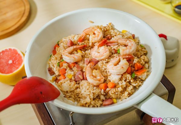 3.香腸切丁加入蝦仁、三色豆一起拌炒，最後加入白飯、醬油一小匙拌勻，
4.蝦仁炒飯放入挖空的葡萄柚，撒上柚子肉，品嘗時拌勻