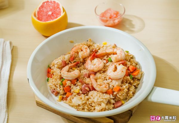 3.香腸切丁加入蝦仁、三色豆一起拌炒，最後加入白飯、醬油一小匙拌勻，
4.蝦仁炒飯放入挖空的葡萄柚，撒上柚子肉，品嘗時拌勻