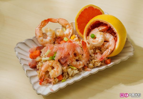 3.香腸切丁加入蝦仁、三色豆一起拌炒，最後加入白飯、醬油一小匙拌勻，
4.蝦仁炒飯放入挖空的葡萄柚，撒上柚子肉，品嘗時拌勻
香米加上蝦仁的鮮搭上金柚的微酸與清香，
10 分鐘就能做好的快速料理，完全不油不膩，非常適合夏天或沒胃口的日子