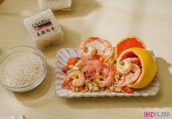 3.香腸切丁加入蝦仁、三色豆一起拌炒，最後加入白飯、醬油一小匙拌勻，
4.蝦仁炒飯放入挖空的葡萄柚，撒上柚子肉，品嘗時拌勻
香米加上蝦仁的鮮搭上金柚的微酸與清香，
10 分鐘就能做好的快速料理，完全不油不膩，非常適合夏天或沒胃口的日子