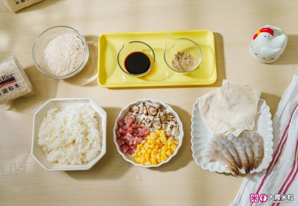 食材：美國稻米(茉莉香米)2杯、餛飩皮10張、玉米一大匙、香菇5朵、香腸1根、白胡椒一小匙
1.美國稻米(茉莉香米)2杯煮成白飯備用