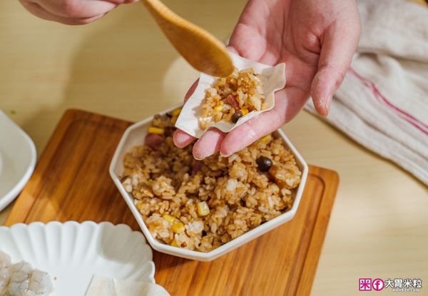 2.玉米、香菇切丁、香腸切丁後炒熟，加入白飯、醬油、白胡椒拌勻，
3.餛飩皮四周沾水，將炒飯包好後放入蒸鍋約15分鐘
晶瑩的外皮、飽滿的內餡，吃起來比一般燒賣更紮實，非常有飽足感。