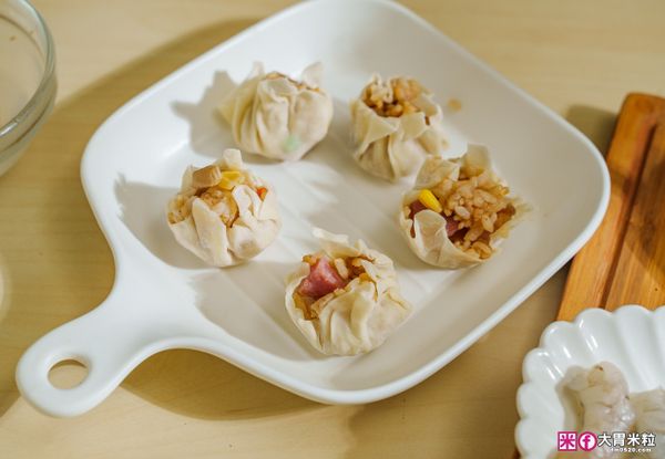 2.玉米、香菇切丁、香腸切丁後炒熟，加入白飯、醬油、白胡椒拌勻，
3.餛飩皮四周沾水，將炒飯包好後放入蒸鍋約15分鐘
晶瑩的外皮、飽滿的內餡，吃起來比一般燒賣更紮實，非常有飽足感。